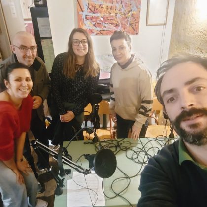 LES LOCATAIRES DE LA RÉSIDENCE D&rsquo;ACCUEIL GALLIENI AU MICRO DE BABILLAGE SOCIAL