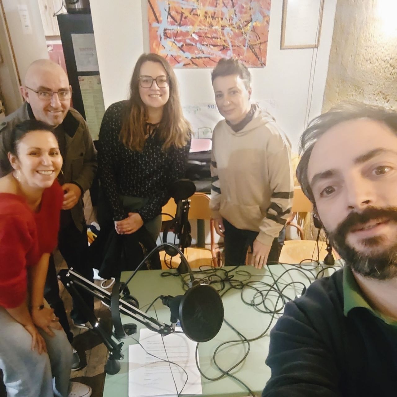 LES LOCATAIRES DE LA RÉSIDENCE D&rsquo;ACCUEIL GALLIENI AU MICRO DE BABILLAGE SOCIAL